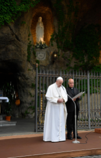 20-El Papa Francisco preside el rezo del Santo Rosario al final del mes mariano