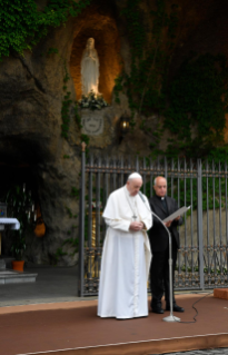 20-Pope Francis presides over the recitation of the Holy Rosary