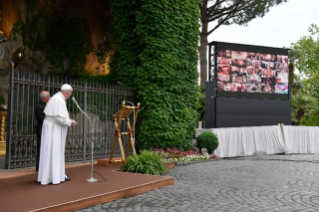 21-El Papa Francisco preside el rezo del Santo Rosario al final del mes mariano