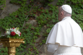 18-El Papa Francisco preside el rezo del Santo Rosario al final del mes mariano