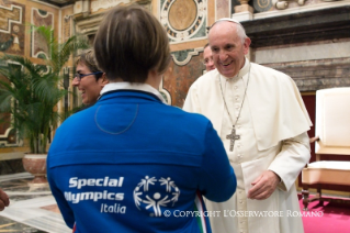 12-A los atletas de Special Olympics que participan en un Torneo de Fútbol Unificado