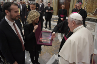 3-Aos membros da Arquiconfraria da "Virgen de la Cinta" de Tortosa (Espanha)