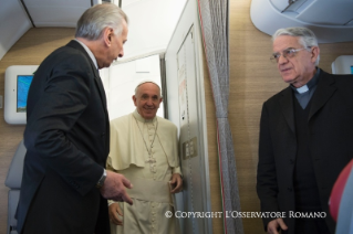 1-Viaggio Apostolico: Saluto ai giornalisti durante il volo Roma-Nairobi