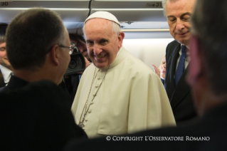 2-Viaggio Apostolico: Saluto ai giornalisti durante il volo Roma-Nairobi