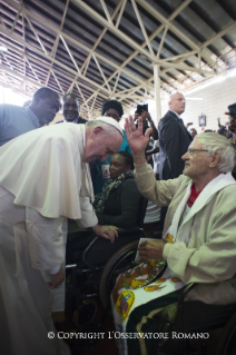 0-Viaggio Apostolico: Visita al quartiere povero di Kangemi a Nairobi