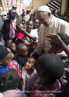 6-Viaggio Apostolico: Visita al quartiere povero di Kangemi a Nairobi