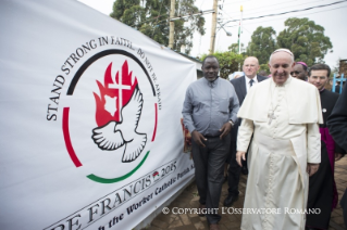 12-Viaggio Apostolico: Visita al quartiere povero di Kangemi a Nairobi