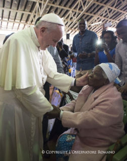 15-Viagem Apostólica: Visita ao bairro pobre de Kangemi em Nairóbi