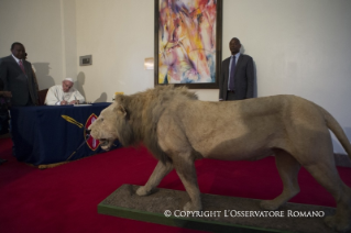 0-Viaggio Apostolico: Firma del Libro d'Oro nella State House di Nairobi