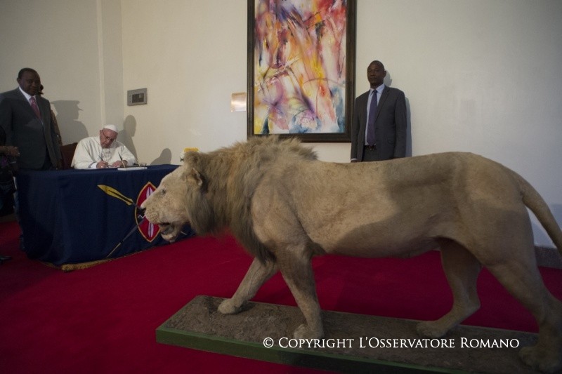 0-Viagem Apost&#xf3;lica: Assinatura do Livro de Ouro no Pal&#xe1;cio Presidencial de Nair&#xf3;bi 