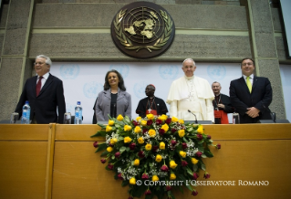 6-Voyage apostolique : Visite &#xe0; l'U.N.O.N.