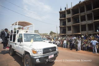 1-Viagem Apostólica: Encontro com a Classe Dirigente e com o Corpo Diplomático em Bangui (República Centro-Africana) 