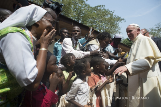 10-Viagem Apostólica: Visita ao Campo de Refugiados de Saint Sauveur 