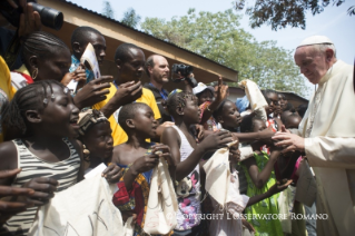 11-Viagem Apostólica: Visita ao Campo de Refugiados de Saint Sauveur 