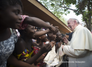 13-Viagem Apostólica: Visita ao Campo de Refugiados de Saint Sauveur 