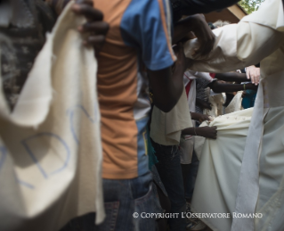 12-Viagem Apostólica: Visita ao Campo de Refugiados de Saint Sauveur 