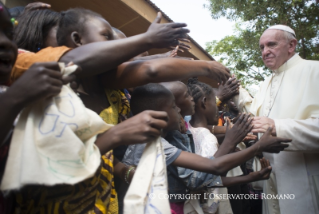 15-Viagem Apostólica: Visita ao Campo de Refugiados de Saint Sauveur 