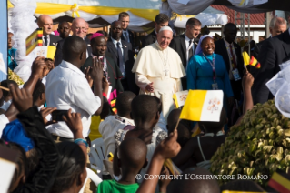 4-Viaje apostólico: Visita a la casa de caridad de Nalukolongo