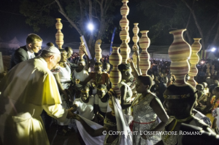 18-Voyage apostolique : Visite &#xe0; Munyonyo et salut aux cat&#xe9;chistes et aux enseignants