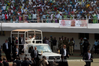 5-Apostolische Reise: Eucharistiefeier im Stadion der Sportanlage Barthélémy Boganda