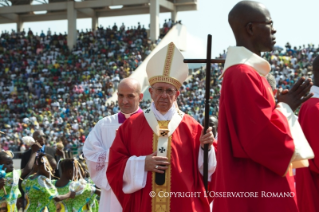 3-Viagem Apostólica: Santa Missa no Estádio Esportivo Barthélémy Boganda