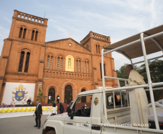 0-Voyage apostolique : Ouverture de la Porte Sainte de la Cathédrale de Bangui - Messe avec les pr&#xea;tres, religieux, religieuses, cat&#xe9;chistes et jeunes 