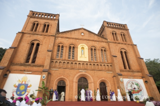 1-Viagem Apostólica: Abertura da Porta Santa da Catedral de Bangui e Santa Missa com Sacerdotes, Religiosos, Religiosas, Catequistas e jovens em Bangui