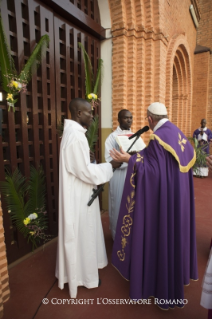 2-Viagem Apostólica: Abertura da Porta Santa da Catedral de Bangui e Santa Missa com Sacerdotes, Religiosos, Religiosas, Catequistas e jovens em Bangui