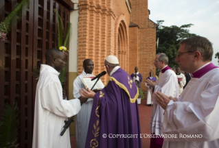 3-الزيارة الرسوليّة إلى أفريقيا الوسطى: القدّاس الإلهي في كاتدرائية بانغي مع الكهنة والمكرّسين والعلمانيّين الملتزمين