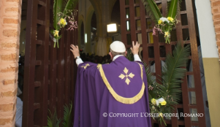 11-Voyage apostolique : Ouverture de la Porte Sainte de la Cathédrale de Bangui - Messe avec les pr&#xea;tres, religieux, religieuses, cat&#xe9;chistes et jeunes 