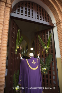 12-Viaje apost&#xf3;lico: Apertura de la Puerta santa de la Catedral de Bangui - Santa Misa con sacerdotes, religiosos, religiosas, catequistas y j&#xf3;venes