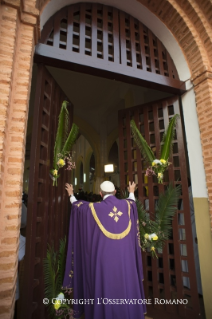 12-Voyage apostolique : Ouverture de la Porte Sainte de la Cathédrale de Bangui - Messe avec les pr&#xea;tres, religieux, religieuses, cat&#xe9;chistes et jeunes 