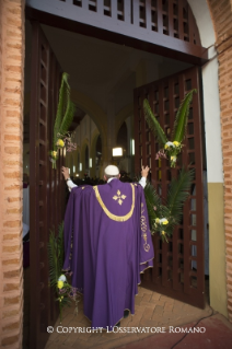 14-Voyage apostolique : Ouverture de la Porte Sainte de la Cathédrale de Bangui - Messe avec les pr&#xea;tres, religieux, religieuses, cat&#xe9;chistes et jeunes 