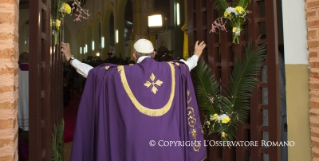 15-Voyage apostolique : Ouverture de la Porte Sainte de la Cathédrale de Bangui - Messe avec les pr&#xea;tres, religieux, religieuses, cat&#xe9;chistes et jeunes 