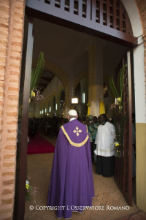 18-Viagem Apostólica: Abertura da Porta Santa da Catedral de Bangui e Santa Missa com Sacerdotes, Religiosos, Religiosas, Catequistas e jovens em Bangui