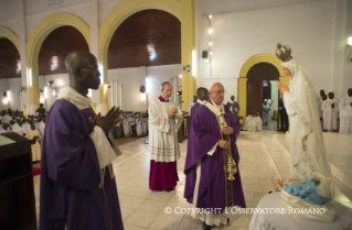 19-Voyage apostolique : Ouverture de la Porte Sainte de la Cathédrale de Bangui - Messe avec les pr&#xea;tres, religieux, religieuses, cat&#xe9;chistes et jeunes 