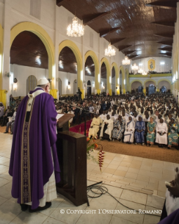 20-Viaggio Apostolico: Apertura della Porta Santa della Cattedrale di Bangui - Santa Messa con Sacerdoti, Religiosi, Religiose, Catechisti e giovani 