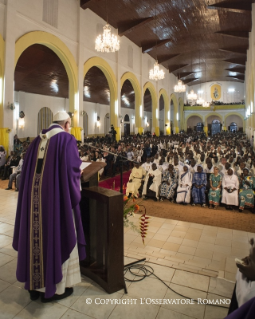 20-Voyage apostolique : Ouverture de la Porte Sainte de la Cathédrale de Bangui - Messe avec les pr&#xea;tres, religieux, religieuses, cat&#xe9;chistes et jeunes 