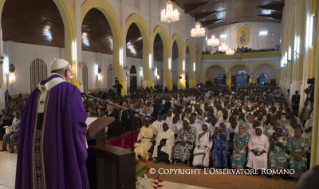 21-Voyage apostolique : Ouverture de la Porte Sainte de la Cathédrale de Bangui - Messe avec les pr&#xea;tres, religieux, religieuses, cat&#xe9;chistes et jeunes 