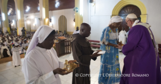 23-Viaggio Apostolico: Apertura della Porta Santa della Cattedrale di Bangui - Santa Messa con Sacerdoti, Religiosi, Religiose, Catechisti e giovani 