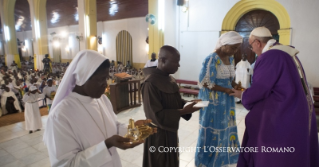 23-Viaje apost&#xf3;lico: Apertura de la Puerta santa de la Catedral de Bangui - Santa Misa con sacerdotes, religiosos, religiosas, catequistas y j&#xf3;venes