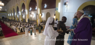24-Viagem Apostólica: Abertura da Porta Santa da Catedral de Bangui e Santa Missa com Sacerdotes, Religiosos, Religiosas, Catequistas e jovens em Bangui