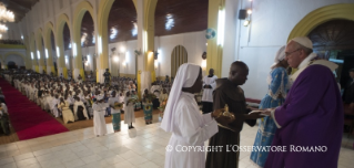 24-Viaje apost&#xf3;lico: Apertura de la Puerta santa de la Catedral de Bangui - Santa Misa con sacerdotes, religiosos, religiosas, catequistas y j&#xf3;venes