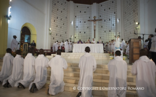 25-Viaje apost&#xf3;lico: Apertura de la Puerta santa de la Catedral de Bangui - Santa Misa con sacerdotes, religiosos, religiosas, catequistas y j&#xf3;venes