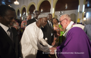 27-Voyage apostolique : Ouverture de la Porte Sainte de la Cathédrale de Bangui - Messe avec les pr&#xea;tres, religieux, religieuses, cat&#xe9;chistes et jeunes 