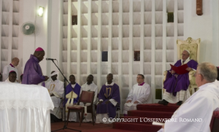 28-Viagem Apostólica: Abertura da Porta Santa da Catedral de Bangui e Santa Missa com Sacerdotes, Religiosos, Religiosas, Catequistas e jovens em Bangui