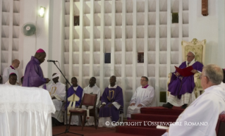 28-Viaje apost&#xf3;lico: Apertura de la Puerta santa de la Catedral de Bangui - Santa Misa con sacerdotes, religiosos, religiosas, catequistas y j&#xf3;venes