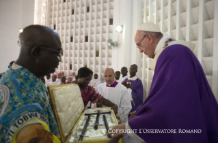 30-Viagem Apostólica: Abertura da Porta Santa da Catedral de Bangui e Santa Missa com Sacerdotes, Religiosos, Religiosas, Catequistas e jovens em Bangui