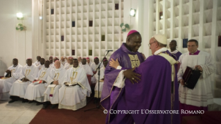 31-Voyage apostolique : Ouverture de la Porte Sainte de la Cathédrale de Bangui - Messe avec les pr&#xea;tres, religieux, religieuses, cat&#xe9;chistes et jeunes 