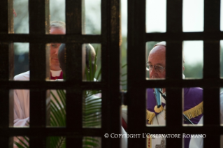 8-Voyage apostolique : Ouverture de la Porte Sainte de la Cathédrale de Bangui - Messe avec les pr&#xea;tres, religieux, religieuses, cat&#xe9;chistes et jeunes 